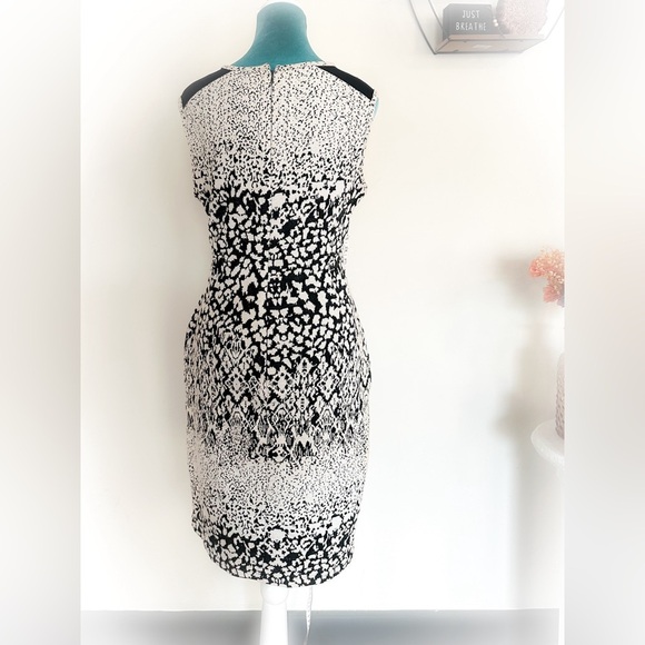 Stunning Carmen Marc Valvo Dress: Eye-Catching Patterns, Size S – Stand Out! - Picture 4 of 12